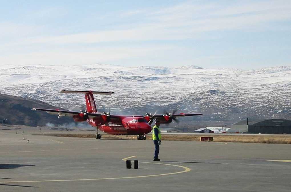 Greenlandair OY-CBU (s/n 20) taxiing in at Kangerlussuaq on May 1st, 2003